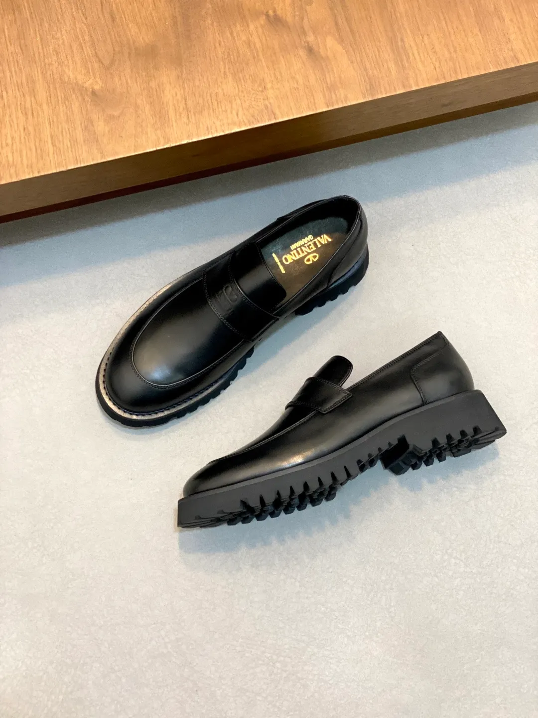 Men's shoes 💰740 VALENTINO Valentino's new men's fashionable casual leather shoes. These leather shoes are made of imported cowhide leather uppers, dyed calfskin lining and calfskin insoles. The upper foot is soft, comfortable and breathable. Comes with complete packaging in the original box! Visible details and quality. Size: 39-44 (customized at 38.45.46)
